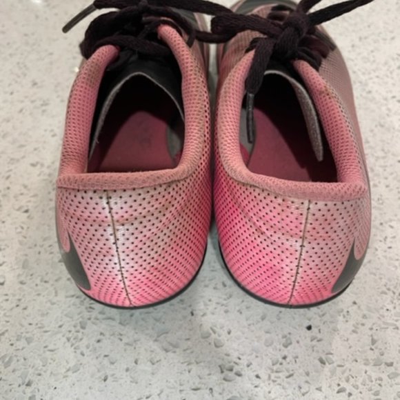 ❤️❤️ Nike Youth Pink and Black Soccer Cleats - Size 2 - Picture 2 of 8
